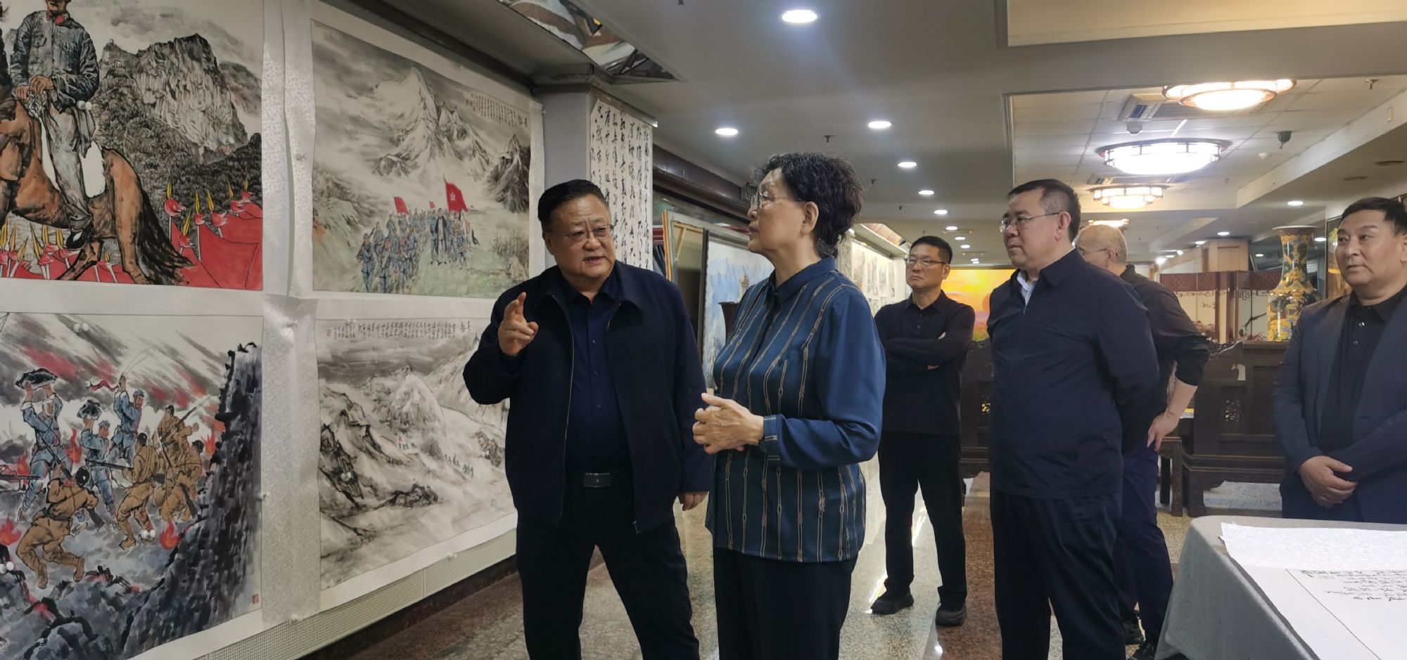张梅颖同志莅临中国西部研究与发展促进会 参观指导纪念红军长征胜利90周年书画展预展